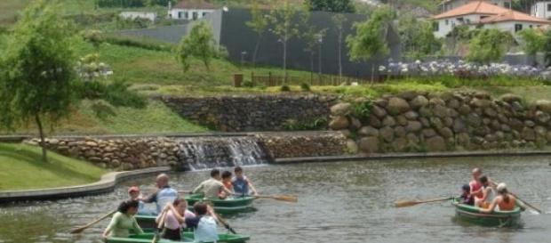 O lago, onde podemos passear nos barcos. O lago, onde podemos passear nos barcos.