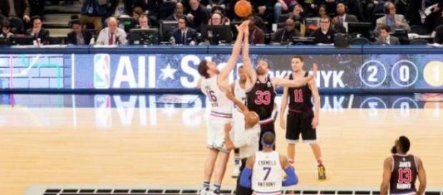 Pau y Marc Gasol en el salto inicial del All Star Pau y Marc Gasol en el salto inicial del All Star