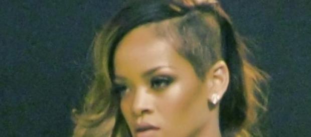 Rihanna posa más sexy que nunca. Rihanna posa más sexy que nunca.