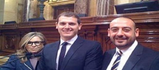 Albert Rivera con dos de sus diputados catalanes Albert Rivera con dos de sus diputados catalanes