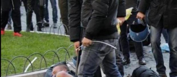 Hooligans olandesi arrestati (Foto LaPresse) Hooligans olandesi arrestati (Foto LaPresse)