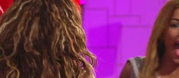 Luli le enseña los pechos a Oriana Luli le enseña los pechos a Oriana