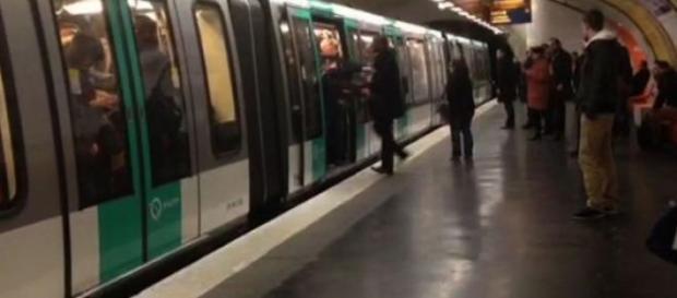 Ultras del Chelsea impiden entrada al tren a negro Ultras del Chelsea impiden entrada al tren a negro