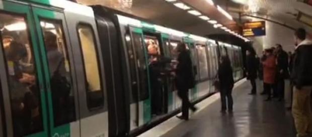 Un homme a été victime de racisme dans le métro. Un homme a été victime de racisme dans le métro.