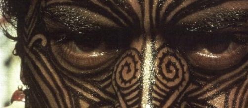 Guerreiro Maori com o rosto tatuado