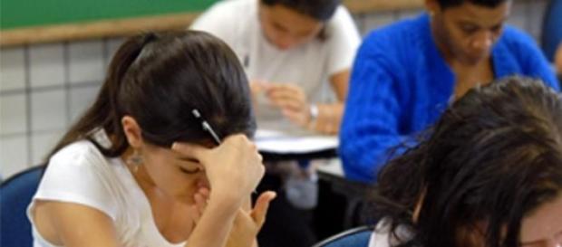 Estudiantes realizando prueba de acceso. Estudiantes realizando prueba de acceso.
