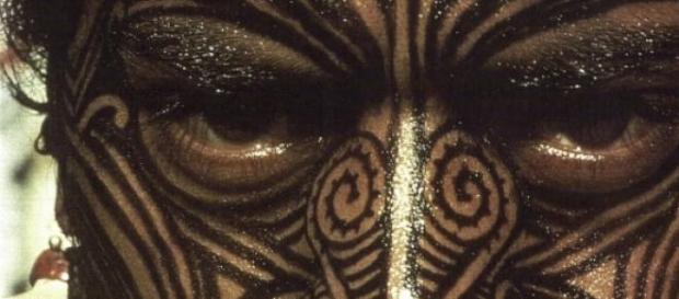 Guerreiro Maori com o rosto tatuado Guerreiro Maori com o rosto tatuado