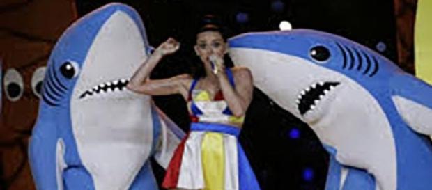 Katy Perry chante durant la mi-temps du Superbowl. Katy Perry chante durant la mi-temps du Superbowl.