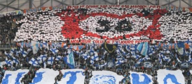Tifo en hommage à Coluche et aux Restos du coeur Tifo en hommage à Coluche et aux Restos du coeur