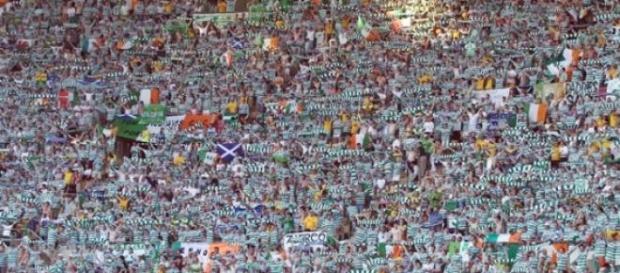 A linda e fanática torcida do Celtic A linda e fanática torcida do Celtic