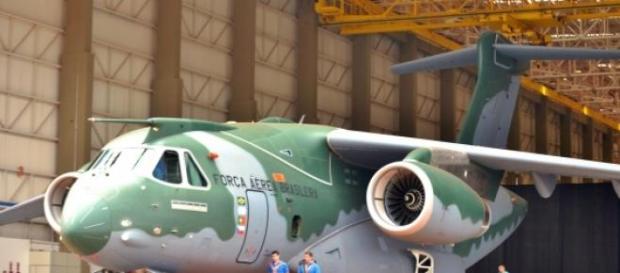 Debate pelo KC-390 para a Força Aérea prossegue. Debate pelo KC-390 para a Força Aérea prossegue.