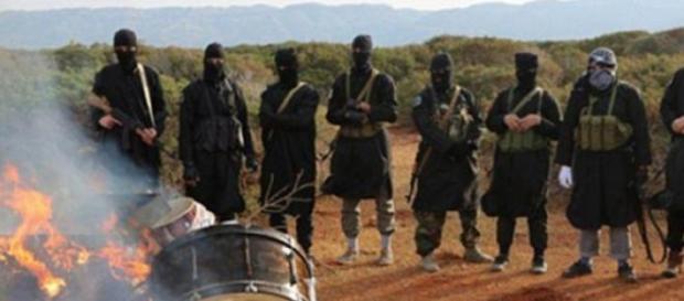 Des membres de l'EI brûlent des instruments. Des membres de l'EI brûlent des instruments.