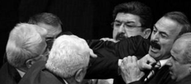 Governo turco cria "lei quase marcial" Governo turco cria "lei quase marcial"