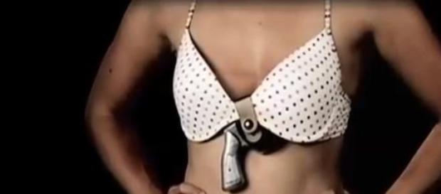 Une femme s'est tué avec une arme entre les seins. Une femme s'est tué avec une arme entre les seins.