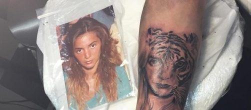 Andrea si tatua sua madre sull'avanbraccio 
