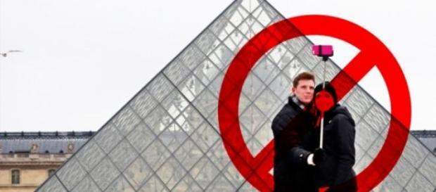 El palo de selfie o "varita del narcisismo" El palo de selfie o "varita del narcisismo"