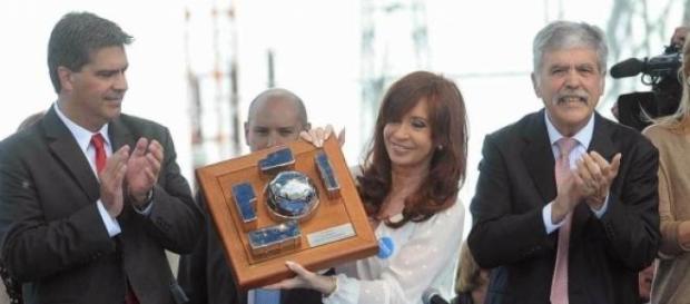 La presidenta muestra una maqueta de la Central La presidenta muestra una maqueta de la Central