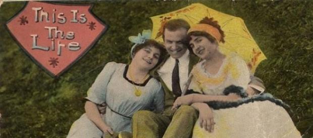 Postal con un ménage à trois. Postal con un ménage à trois.