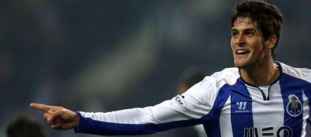 Gonçalo Paciência em evidência no FC Porto B Gonçalo Paciência em evidência no FC Porto B