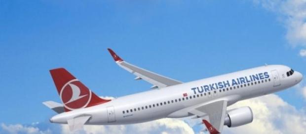 As três jovens apanharam um voo da Turkis Airlines As três jovens apanharam um voo da Turkis Airlines