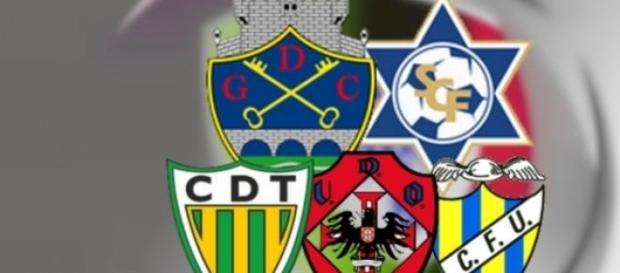 Cinco 'galos' para dois poleiros Cinco 'galos' para dois poleiros