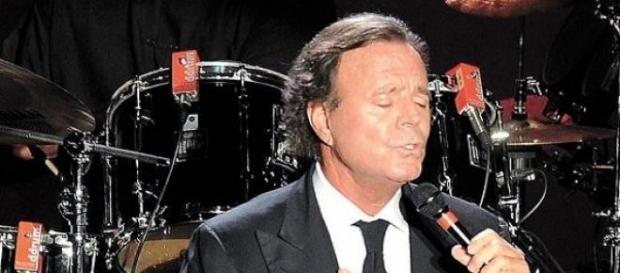 Foto de archivo de Julio Iglesias cantando. Foto de archivo de Julio Iglesias cantando.