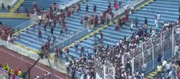 Torcida Jovem do Vasco suspensa (Reprodução/Globo) Torcida Jovem do Vasco suspensa (Reprodução/Globo)