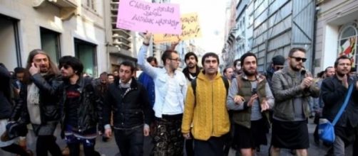 Uomini in minigonna per dire 'no' alla violenza