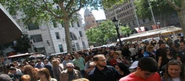 Mucha gente en la Plaça de Catalunya (Foto del A.) Mucha gente en la Plaça de Catalunya (Foto del A.)