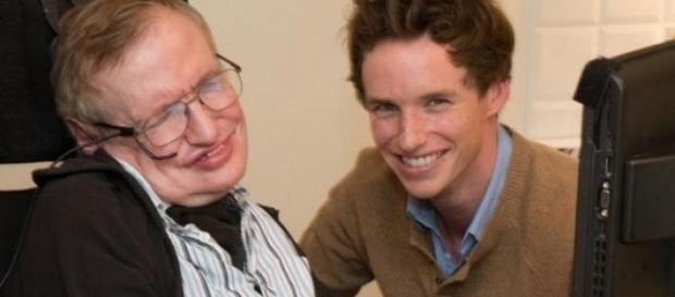 Stephen Hawking dá os parabéns a Eddie Redmayne Stephen Hawking dá os parabéns a Eddie Redmayne