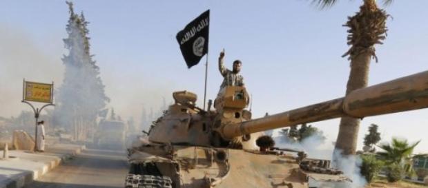 Un combattant de l'Etat Islamique sur un Char. Un combattant de l'Etat Islamique sur un Char.