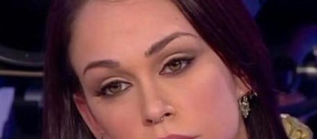 Valentina bacia Gianluca, Mariano piange Valentina bacia Gianluca, Mariano piange