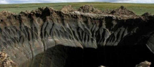 Crater urias aparut in zona Yamal din Siberia Crater urias aparut in zona Yamal din Siberia