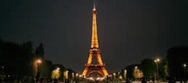 Drones de origen desconocido sobrevuelan París Drones de origen desconocido sobrevuelan París