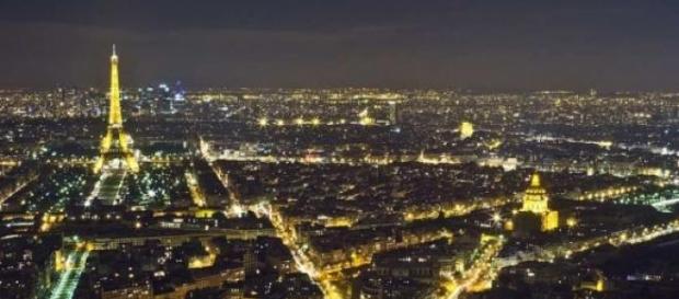 Drones têm sobrevoado Paris. Drones têm sobrevoado Paris.