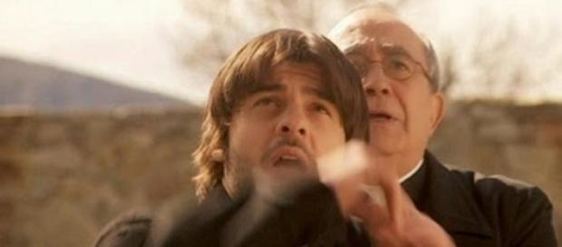 Fernando tenta di uccidere Gonzalo con una croce Fernando tenta di uccidere Gonzalo con una croce