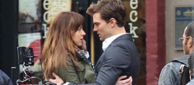 Jamie Dornan e Dakota Johnson em filmagens. Jamie Dornan e Dakota Johnson em filmagens.