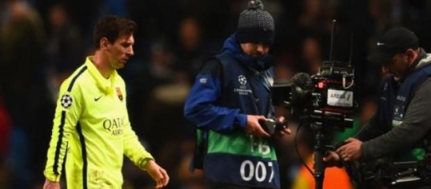 Messi, contrariado, retirándose del Etihad Messi, contrariado, retirándose del Etihad