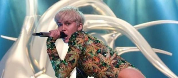 Miley Cyrus no quiere que Selena Gomez la supere. Miley Cyrus no quiere que Selena Gomez la supere.