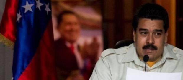Nicolás Maduro con el retrato de Chávez al fondo Nicolás Maduro con el retrato de Chávez al fondo