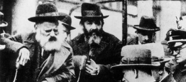 Un anciano judío separado por los opresores nazis Un anciano judío separado por los opresores nazis
