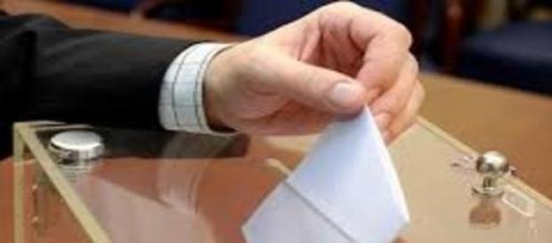 un ciudadano ejerciendo su derecho al voto un ciudadano ejerciendo su derecho al voto