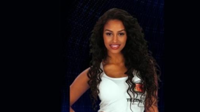 Fanny si ritira dall'isola dei Famosi.