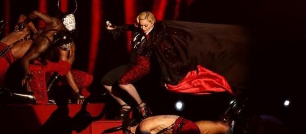 A capa ficou presa e Madonna caiu das escadas. A capa ficou presa e Madonna caiu das escadas.