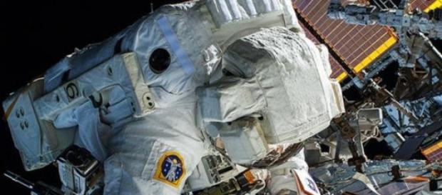 astronauta realizando tareas de mantenimiento astronauta realizando tareas de mantenimiento