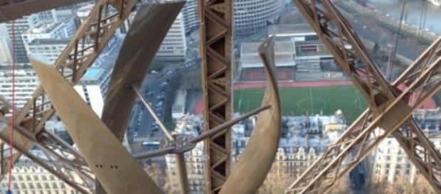 Des éoliennes sont installées sur la Tour Eiffel. Des éoliennes sont installées sur la Tour Eiffel.