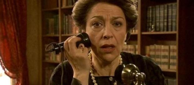 Donna Francisca riceve una telefonata Donna Francisca riceve una telefonata