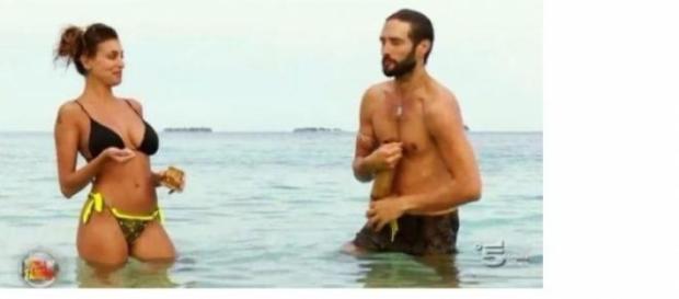 Isola dei famosi: Alex e Cristina dormono insieme. Isola dei famosi: Alex e Cristina dormono insieme.