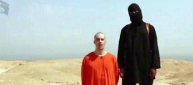 Jihadi John nel video della decapitazione di Foley Jihadi John nel video della decapitazione di Foley