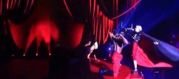 Madonna caiu na O2 Arena, em Londres. Madonna caiu na O2 Arena, em Londres.
